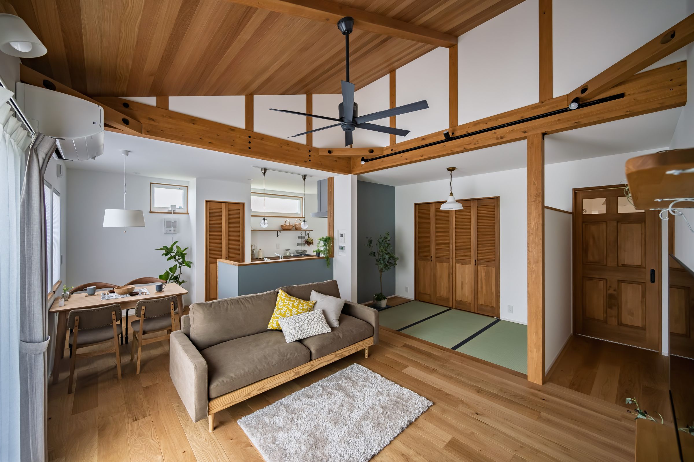 浜松市の工務店のエコーアートが建てたシンプルナチュラルスタイルの平屋のリビングダイニングの斜め写真