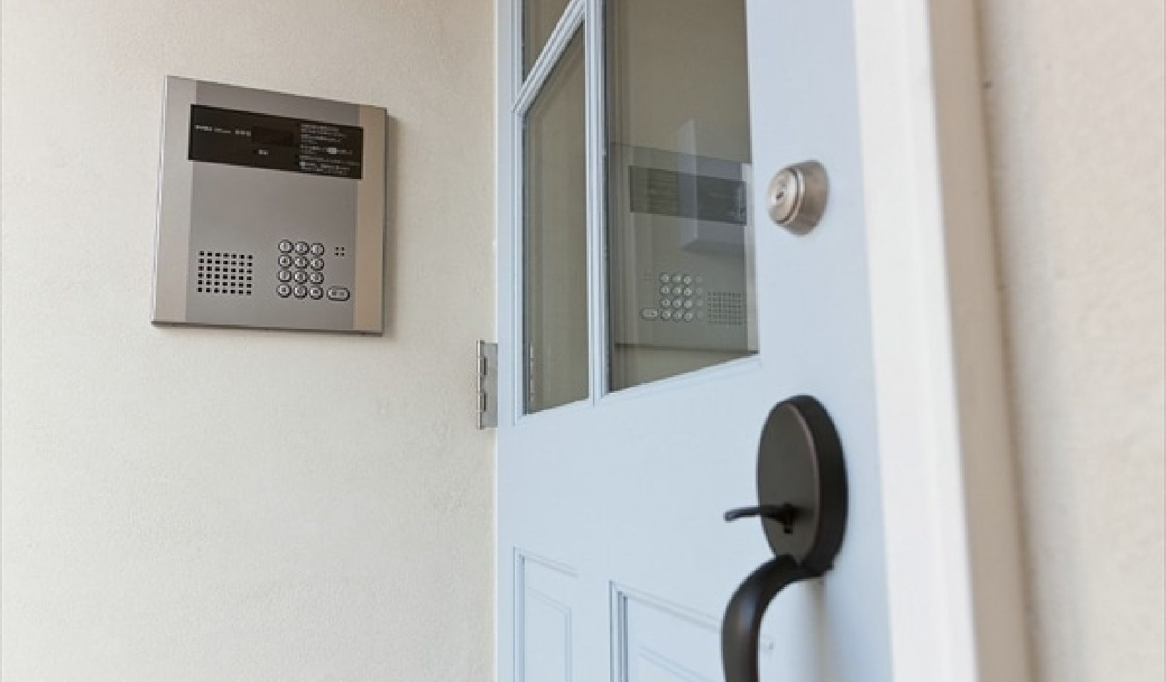 静岡県浜松市の工務店のエコーアートが建築できる女性専用単身者向けアパートプリマの玄関ドアのセキュリティ画像