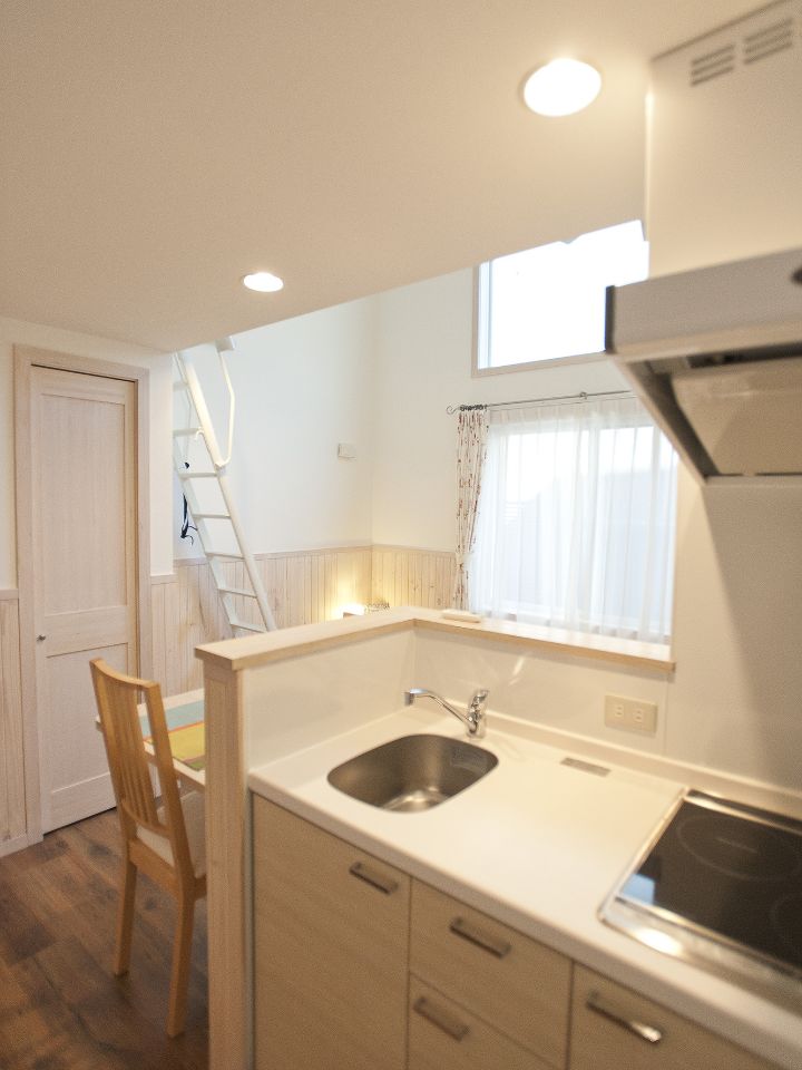 静岡県浜松市の工務店のエコーアートが建築できる女性専用単身者向けアパートプリマのおしゃれなキッチン画像