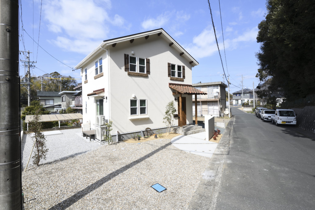 浜松市の注文住宅会社の工務店のエコーアートが建てたかわいい家の斜め外観写真