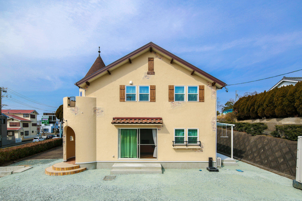 浜松市でエコーアートが建てた丸い塔がある家の外観正面写真
