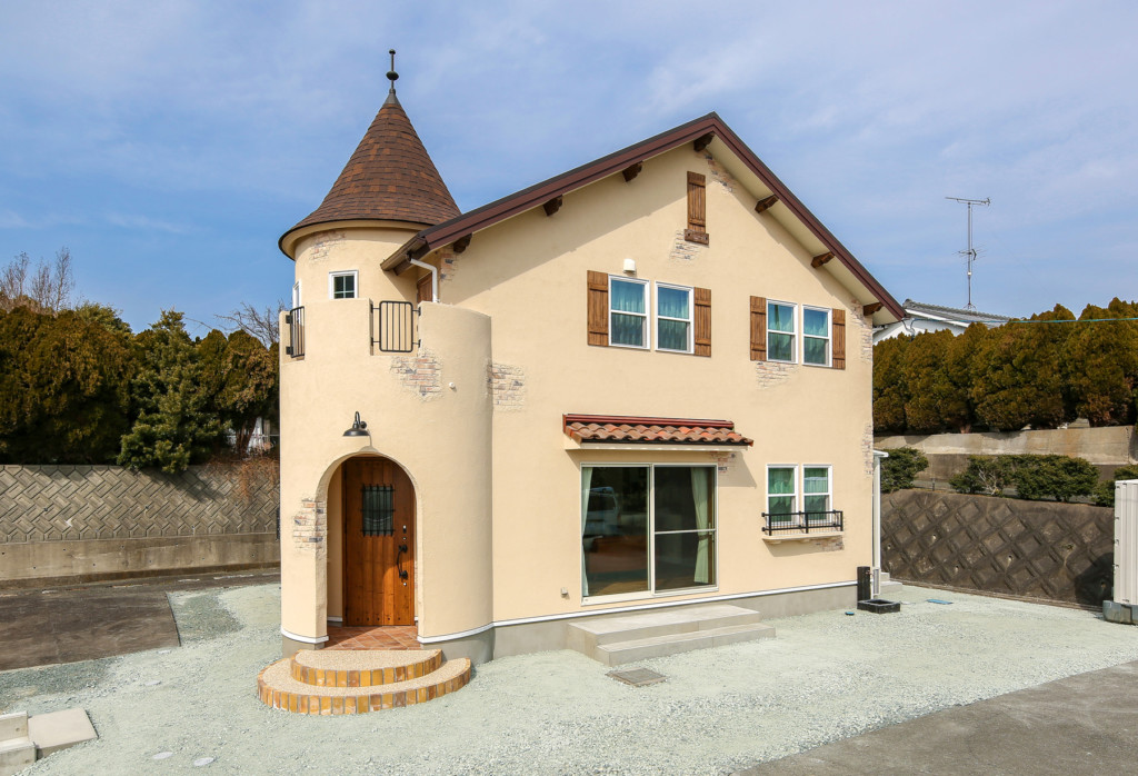 浜松市の注文住宅会社のエコーアートが建てた丸い塔がある家の外観写真