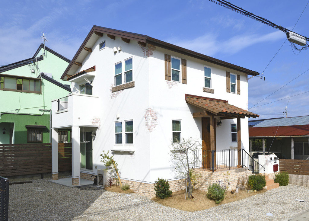 浜松市でエコーアートが建てたカフェスタイル×スキップフロアの家の外観斜め写真