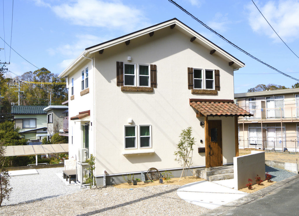 浜松市でフレンチアンティークの家を建てるならエコーアートの斜めから見た外観写真