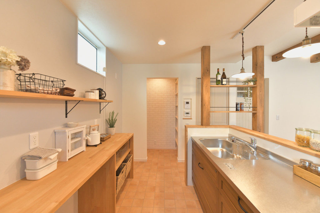 浜松市の工務店のエコーアートが建てたナチュラルかわいい家のキッチン横写真
