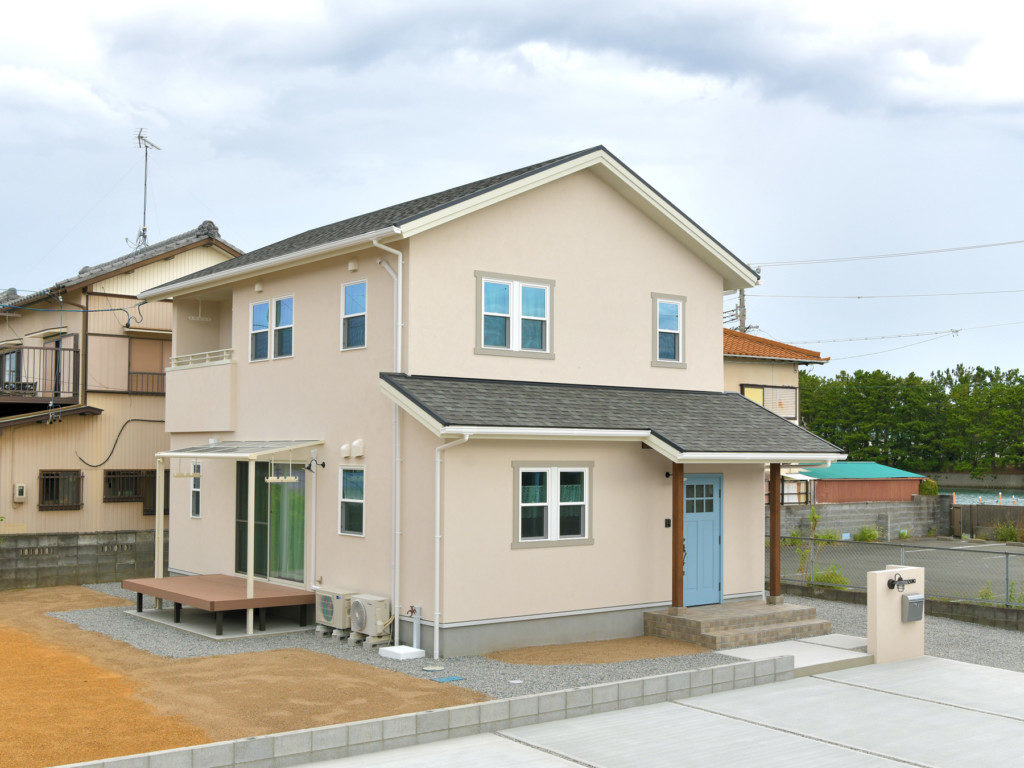 浜松市の注文住宅会社のエコーアートがで建てたナチュラルかわいい家の外観斜め写真
