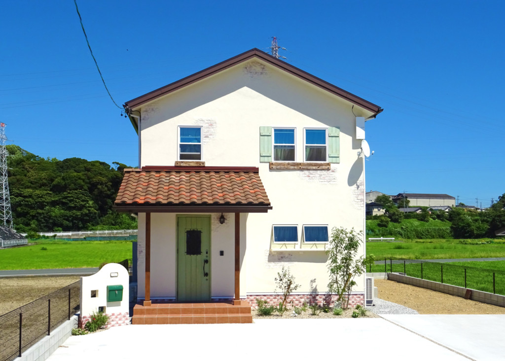 浜松市でエコーアートが建てたフレンチカフェスタイルの家の外観正面写真
