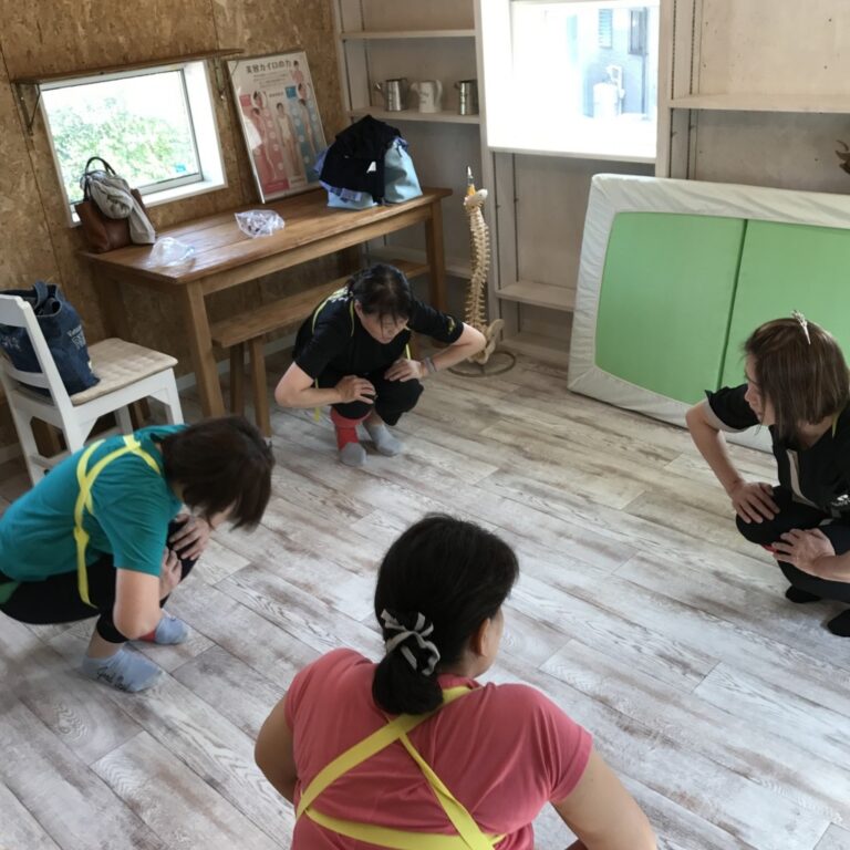 浜松市の注文住宅会社のエコーアートが主催するおけいこイベント骨盤体操の運動写真
