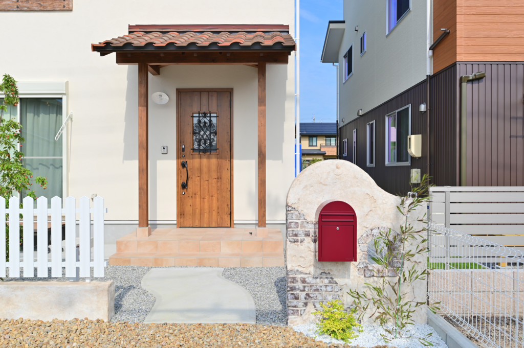 浜松市の注文住宅会社のエコーアートが建てたフレンチスタイルの家の外構写真