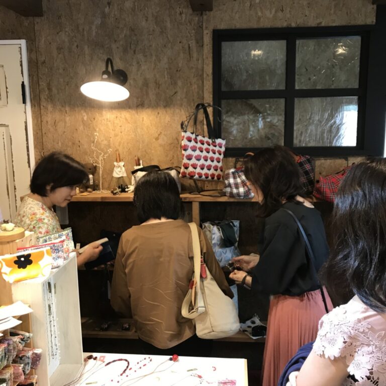 浜松市の注文住宅会社のエコーアートが主催するイベントのマルシェの風景写真
