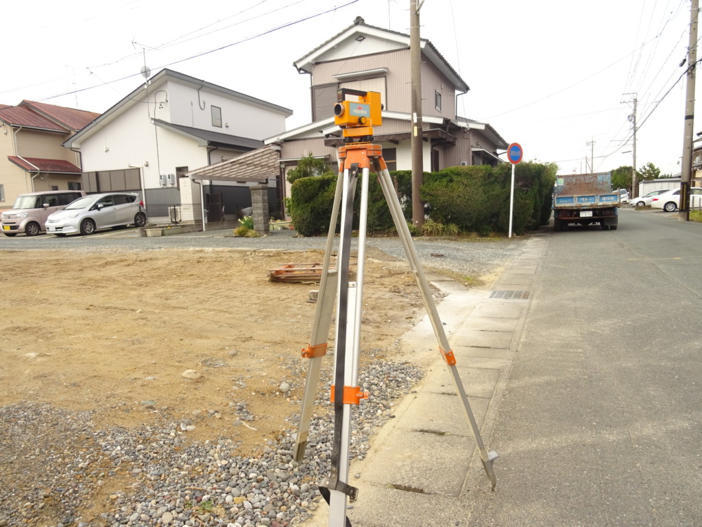 浜松市の注文住宅会社のエコーアートでのレベル測量写真