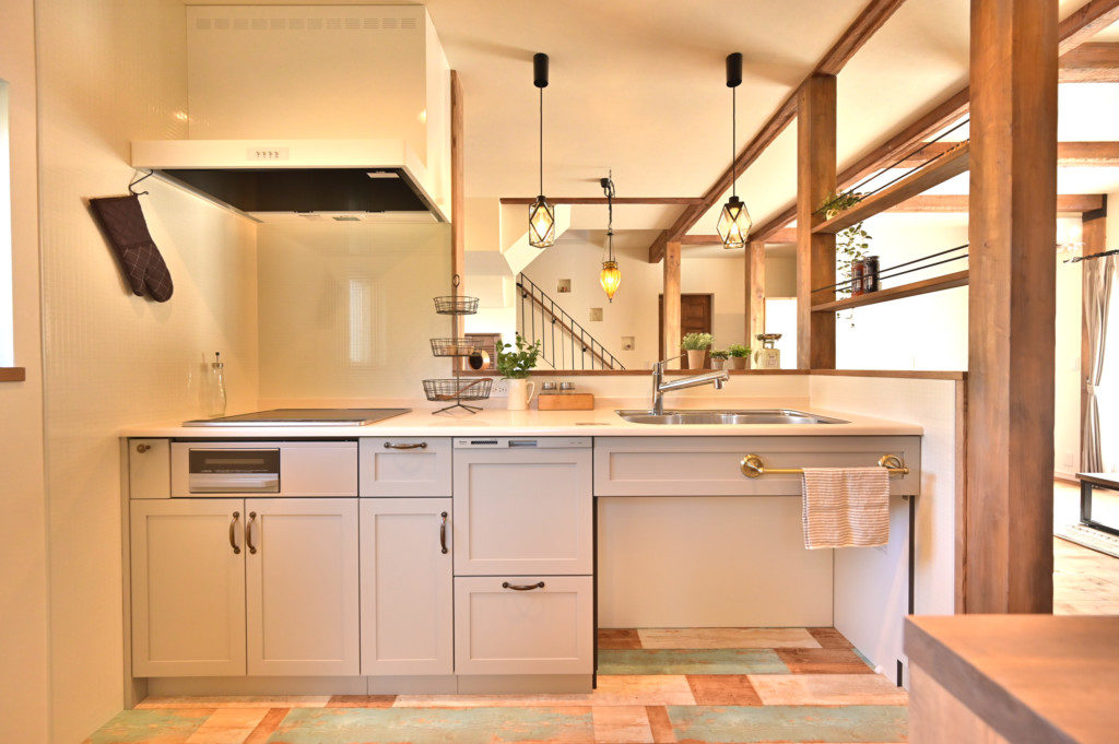 浜松市でエコーアートが建てたロフトがあるオシャレなデザインの家のキッチン正面写真