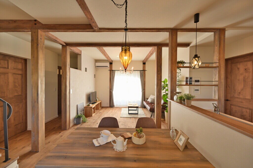 浜松市でエコーアートが建てたロフトがあるオシャレなデザインの家のダイニング北からの写真