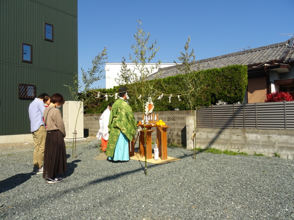 浜松市の注文住宅会社のエコーアートが執り行う地鎮祭の写真