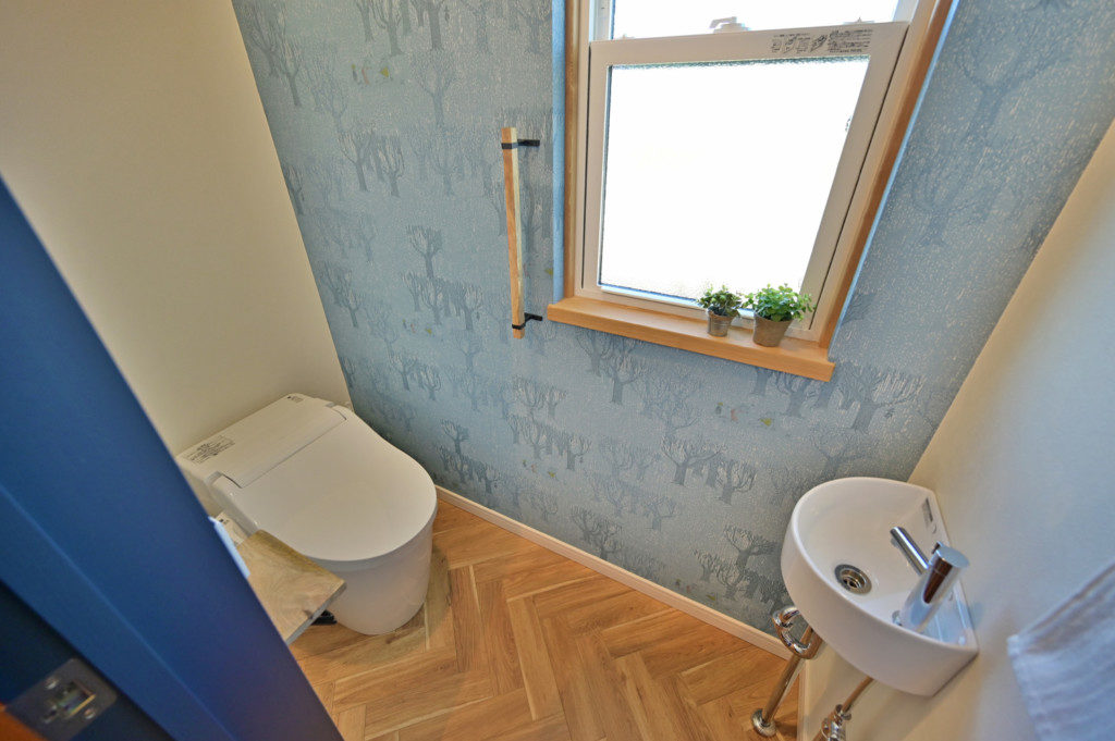 浜松市でエコーアートが建てたカラフルママンの家のトイレ写真