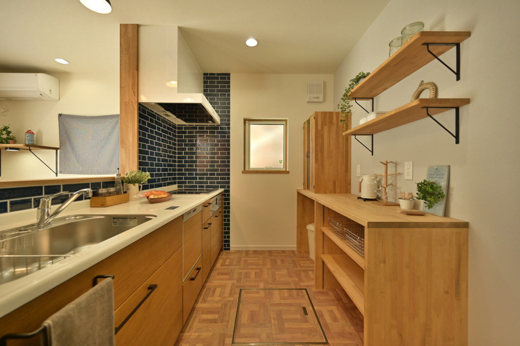 浜松市でエコーアートが建てたカラフルママンの家のキッチン写真