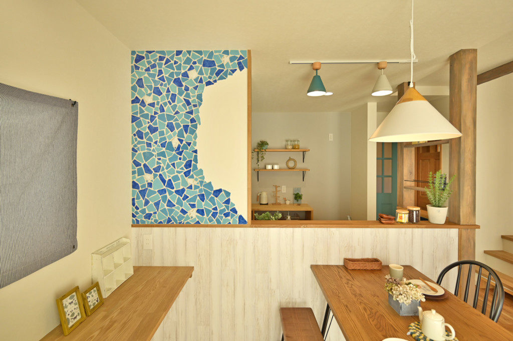 浜松市でエコーアートが建てたカラフルママンの家のクラッシュタイル写真