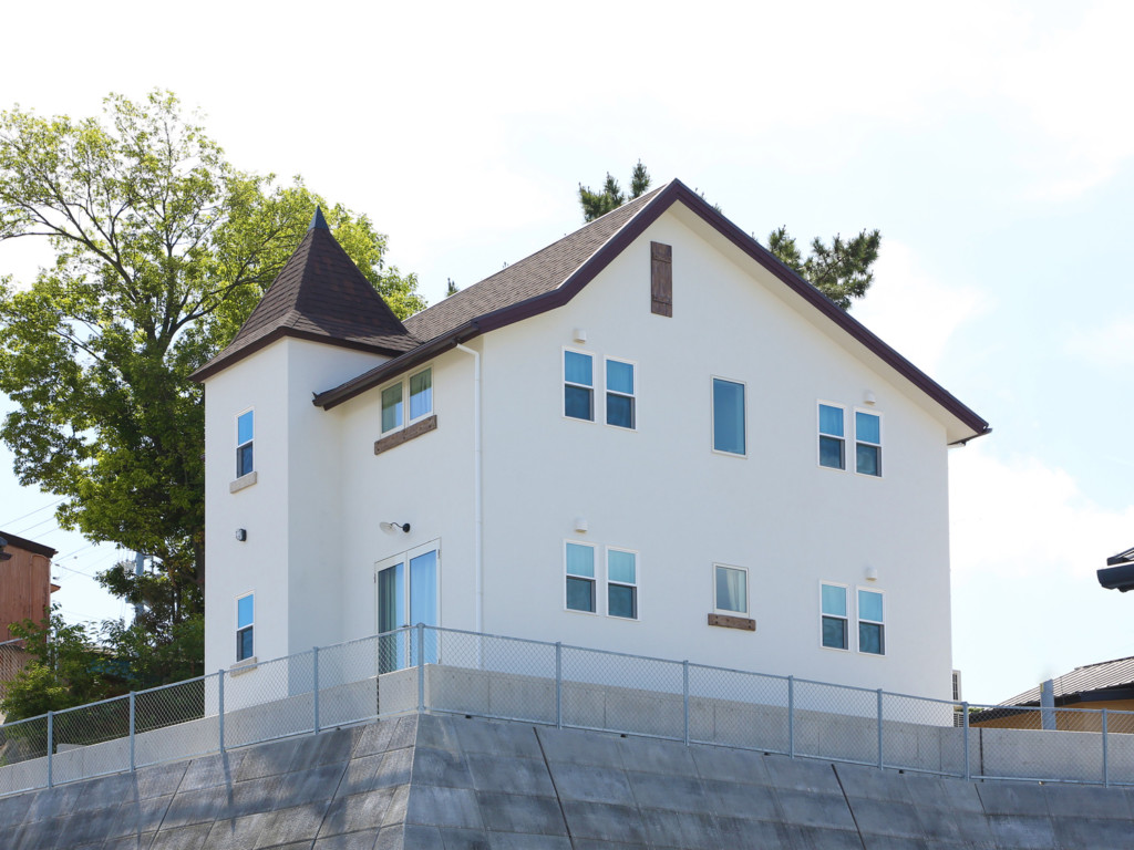 浜松市の注文住宅会社のエコーアートが建てた塔のある家の北面外観写真