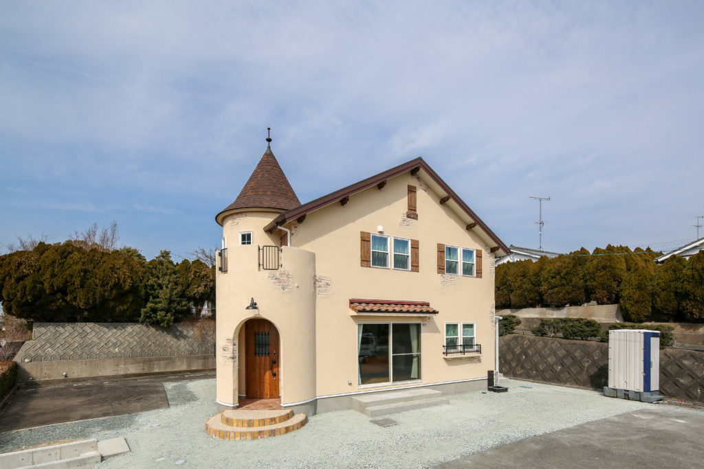 浜松市のデザイン住宅でエコーアートが施工した丸い塔がある家の外観写真