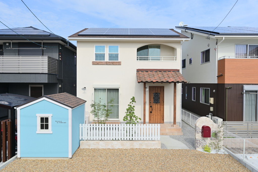 浜松市のデザイン住宅でエコーアートが施工したアーチ壁がかわいいフレンチスタイルの家の外観写真