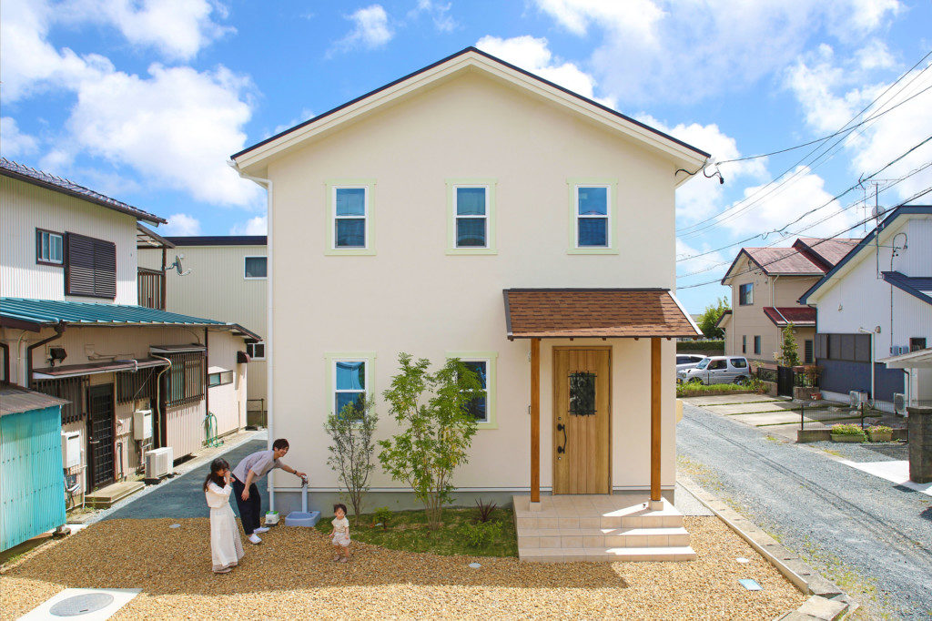 浜松市でエコーアートが建てたナチュラルカフェスタイルのMamanの家の外観正面写真
