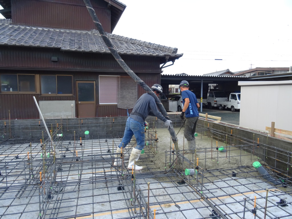 浜松市の注文住宅会社のエコーアートが行う基礎コンクリート打設時の写真