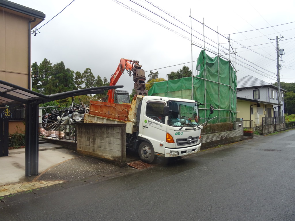 浜松市の注文住宅会社のエコーアートが行う解体工事中の写真
