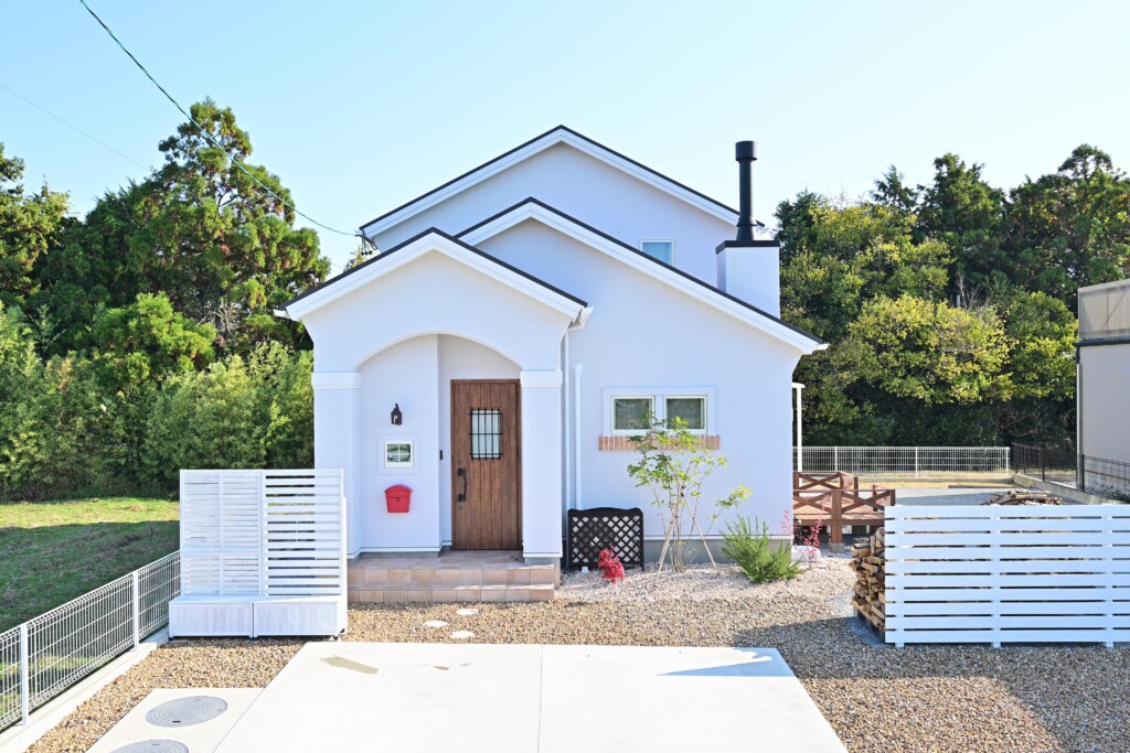 浜松市の注文住宅会社の工務店のエコ―アートが建てた薪ストーブのあるデザイン住宅の外観正面写真