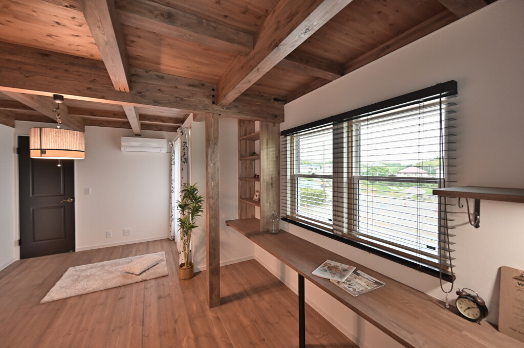 浜松市の工務店のエコーアートが建てたナチュラルヴィンテージスタイルの家の寝室造作カウンター写真