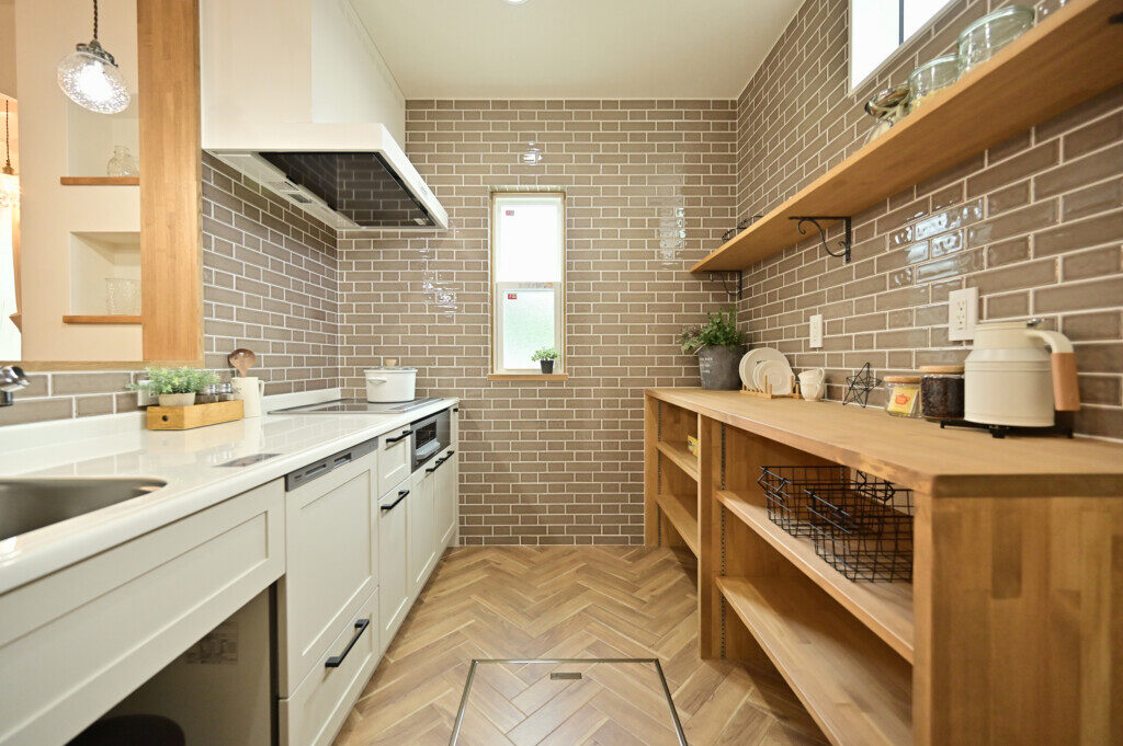 浜松市でエコーアートが建てたブリティッシュスタイルの家のキッチンインテリア写真
