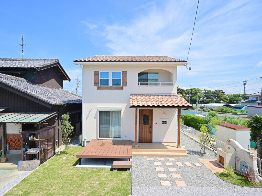 浜松市でエコーアートが建てた注文住宅のプロヴァンススタイルの家の外観正面写真