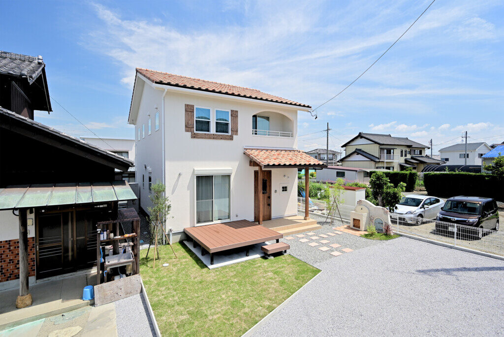 浜松市でエコーアートが建てたプロヴァンススタイルの家の外観左斜め写真