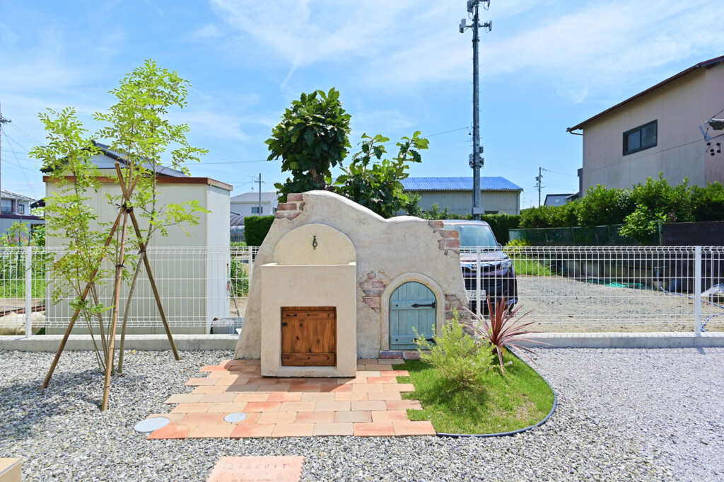 浜松市でエコーアートが建てたプロヴァンススタイルの家の外部オリジナル洗面台写真