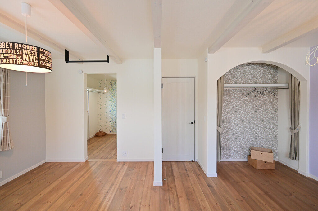 浜松市でエコーアートが建てたプロヴァンススタイルの家の寝室写真