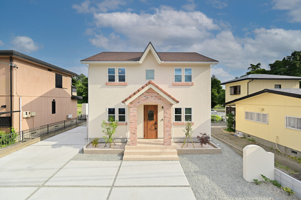 浜松市の注文住宅会社のエコーアートが建てたブリティッシュスタイルの家の外観正面写真