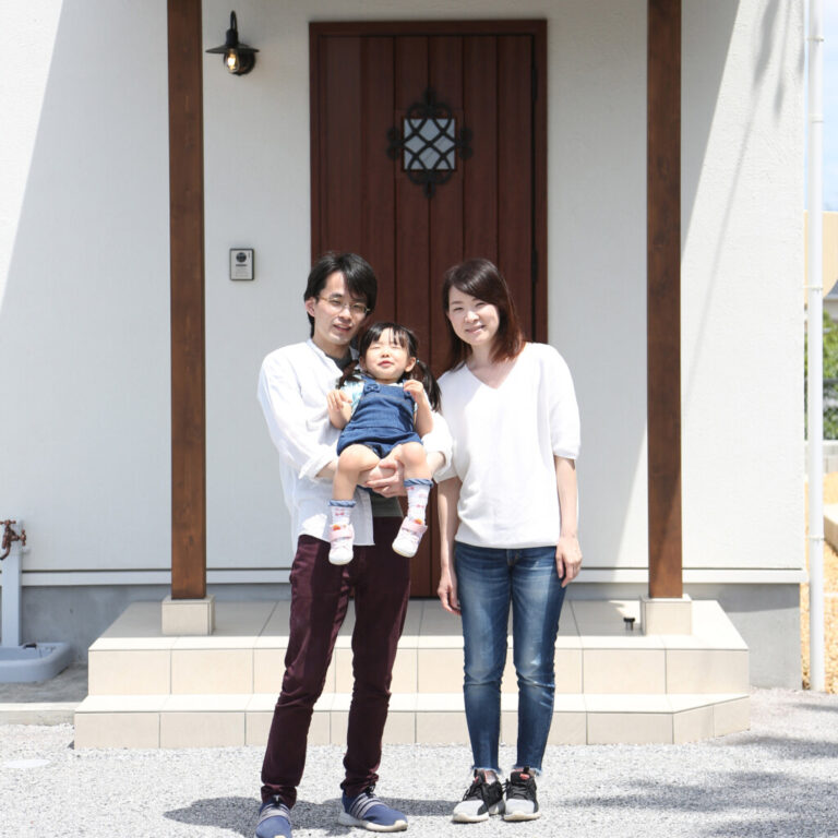浜松市の注文住宅会社の工務店のエコーアートが建てた「塔のある家」のＩ様ご家族写真