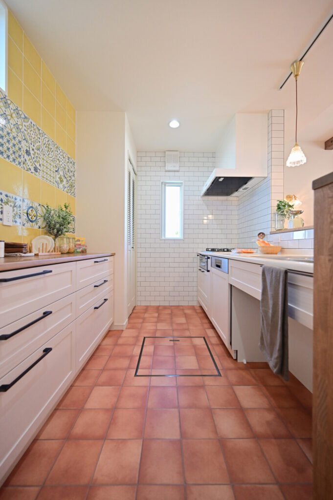 浜松市の工務店のエコーアートが建てたで南イタリアのアマルフィースタイルの家のキッチン正面写真