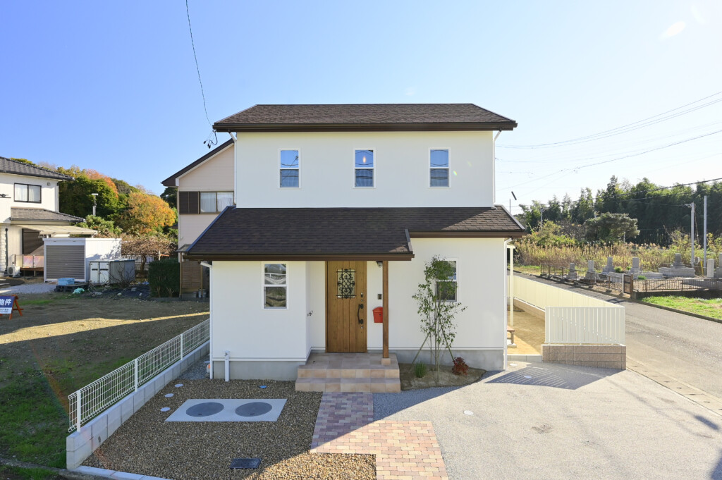 浜松市の注文住宅会社の工務店エコーアートが建てたフレンチかわいい家の外観真正面写真