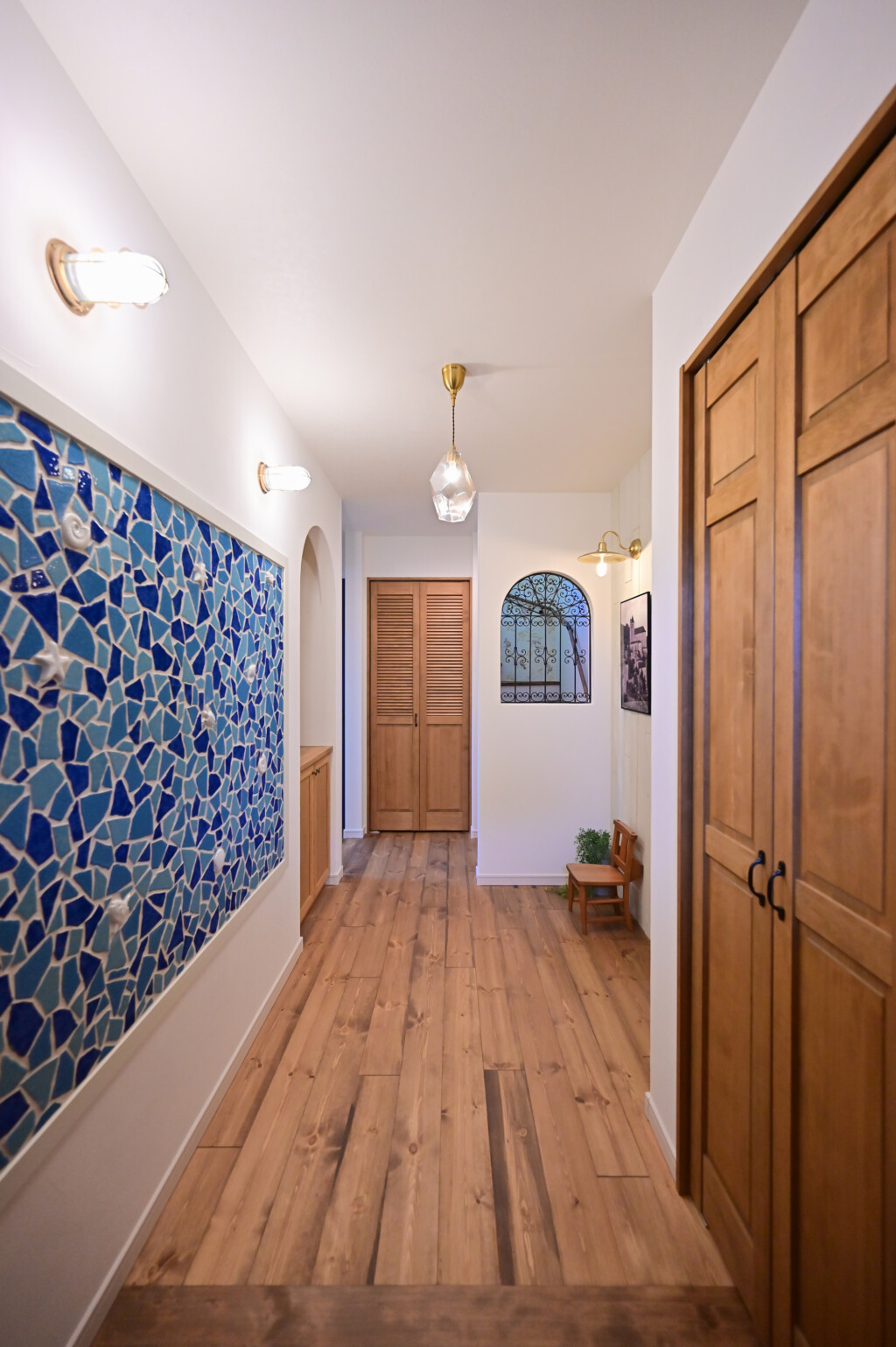 浜松市の工務店のエコーアートが建てたで南イタリアのアマルフィースタイルの家の玄関ホール正面写真
