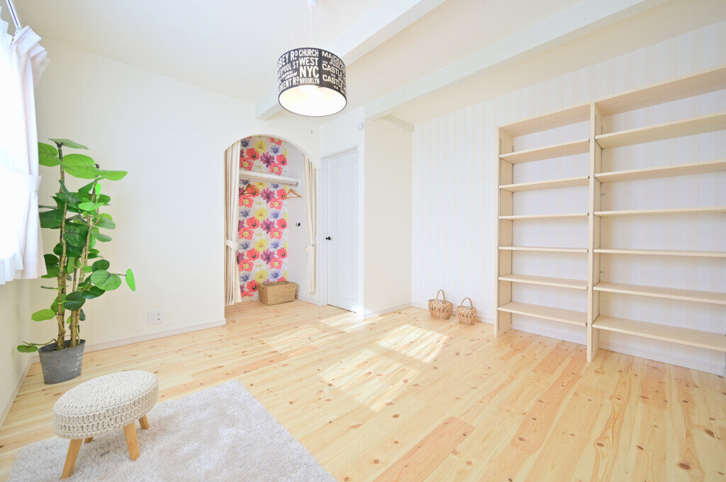 浜松市の工務店のエコーアートが建てた注文住宅の女子力高めのフレンチかわいい家の寝室写真
