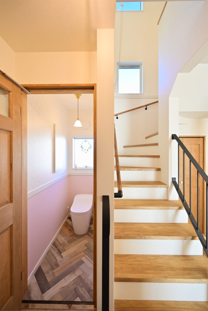 浜松市の工務店のエコーアートが建てた注文住宅の女子力高めのフレンチかわいい家のトイレと階段写真