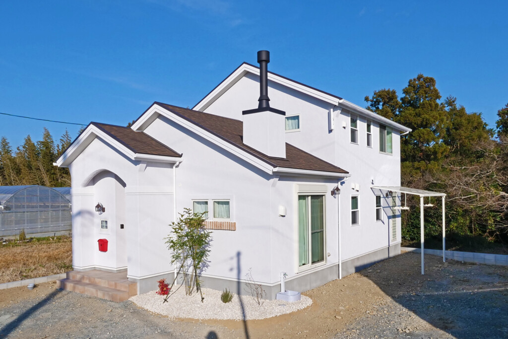浜松市の注文住宅会社の工務店のエコーアートが行う薪ストーブのあるデザイン住宅の完成見学会外観斜め写真