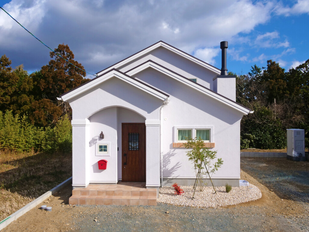 浜松市の注文住宅会社のエコーアートが建てた薪ストーブのあるデザイン住宅の外観正面写真