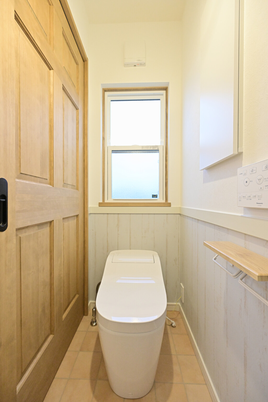 浜松市の工務店のエコーアートが建てた薪ストーブのあるデザイン住宅の1階トイレ写真