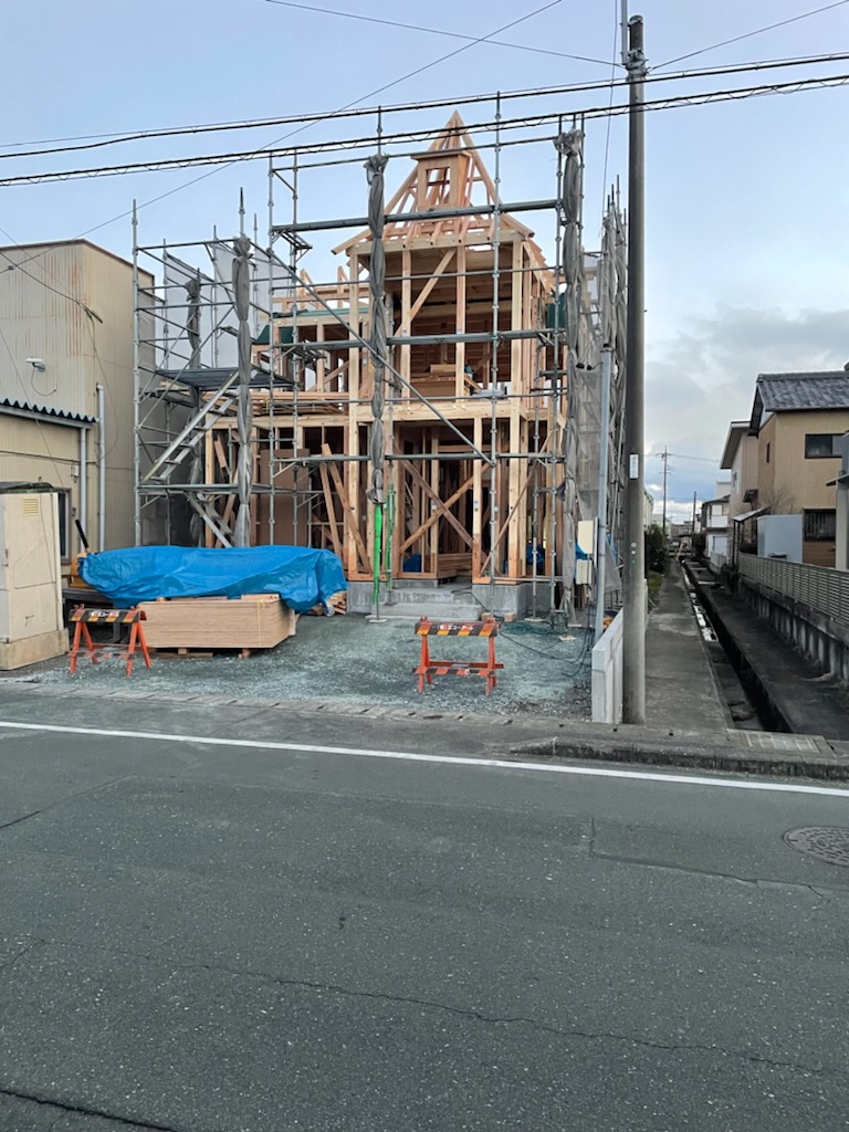 浜松市の注文住宅会社の工務店のエコーアートが建てた塔のある家の上棟初日の写真