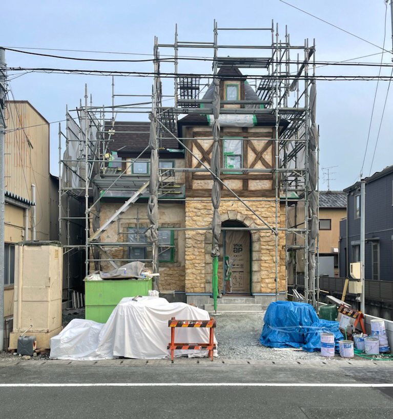 浜松市の注文住宅会社の工務店のエコーアートが施工中のお城のような外観写真