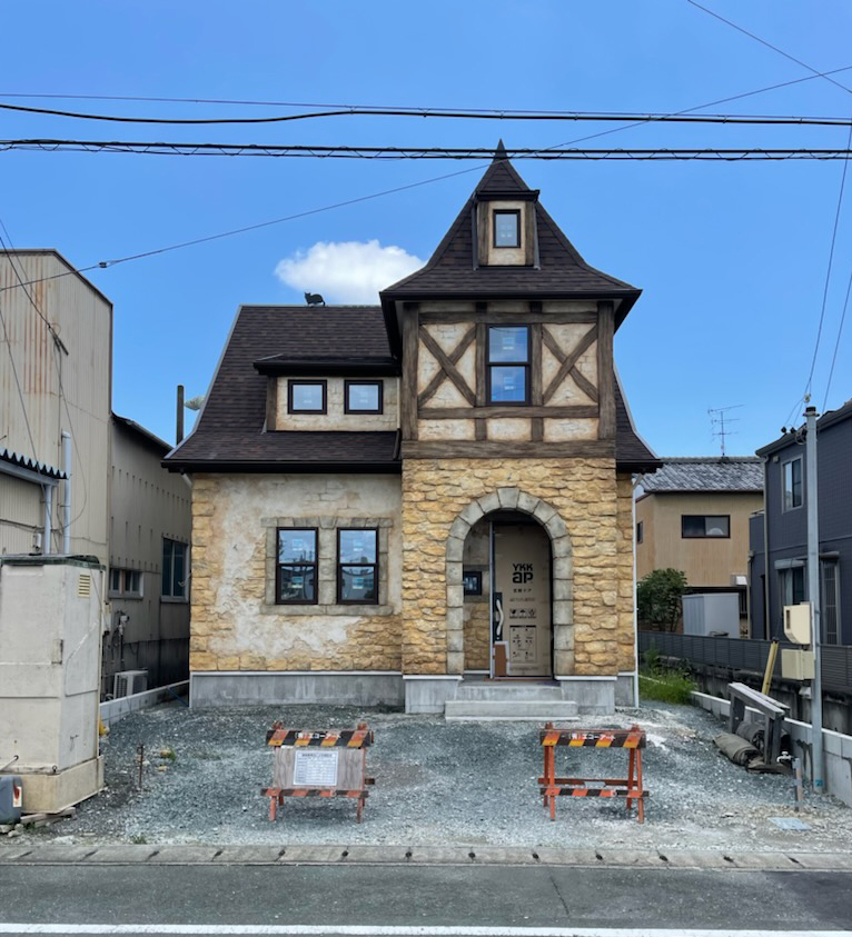 浜松市の注文住宅会社のエコーアートが施工中の古めかしい家の外観写真