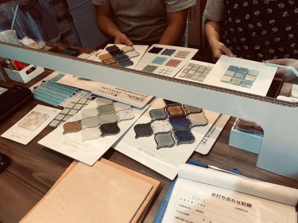 浜松市の注文住宅会社の工務店のエコーアートが行う造作洗面台の打ち合わせ写真