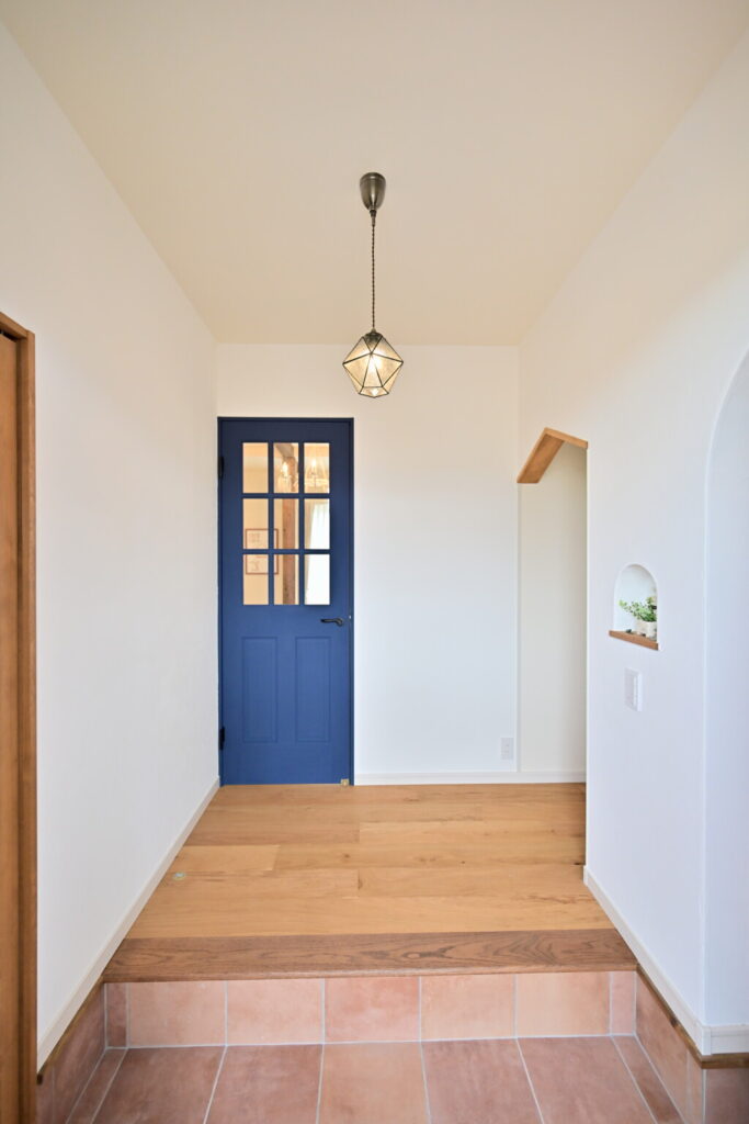 世界に１つだけのオリジナルデザインにこだわったママンスタイルの家の玄関ホール正面写真