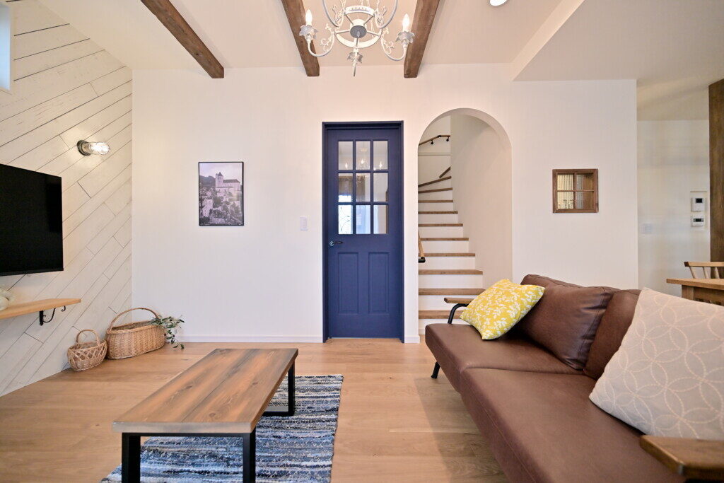 世界に１つだけのオリジナルデザインにこだわったママンスタイルの家のリビングドア正面写真